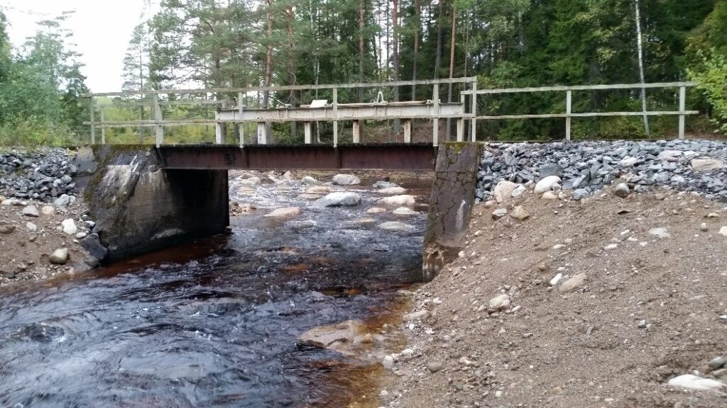 Bro över vattendrag utan dammluckor