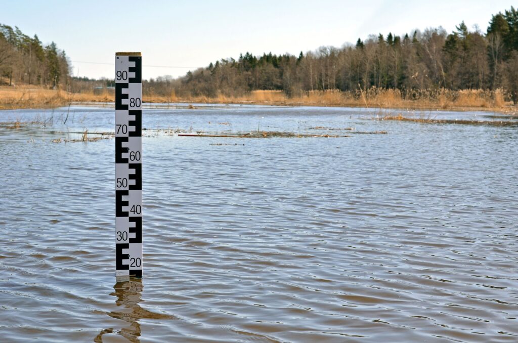 Measurement stick in a lake