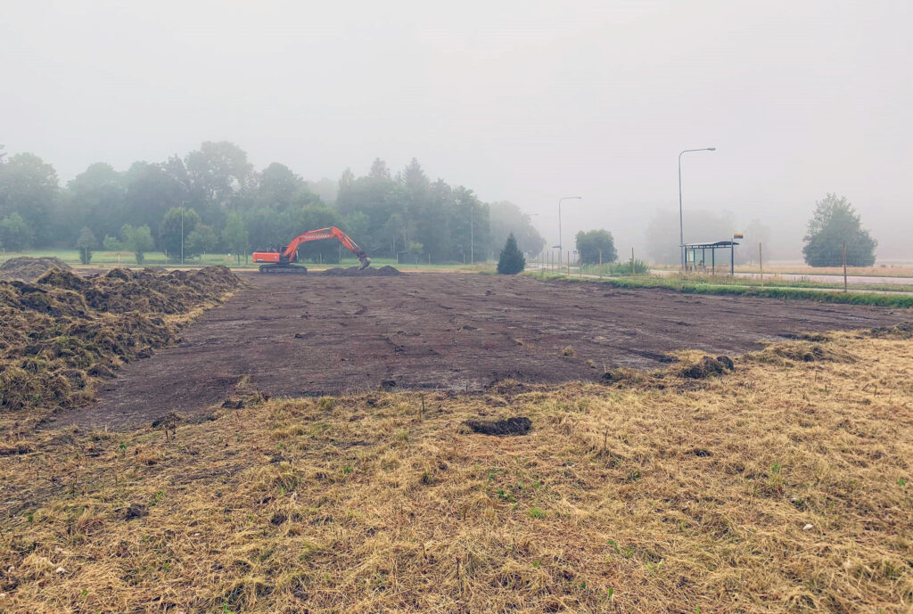 Marken där vattenparken anläggs med en grävmaskin i bakgrunden