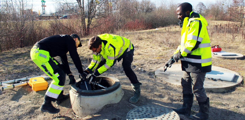 Medarbetare från Mälarenergi och IVL vid en dagvattenbrunn