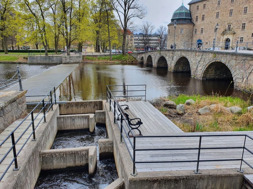 Anläggningen vid Kanslibron i Örebro sedd från vänster sida. Fiskvägen i förgrunden och bron respektive skibordet till höger respektive vänster i bild.