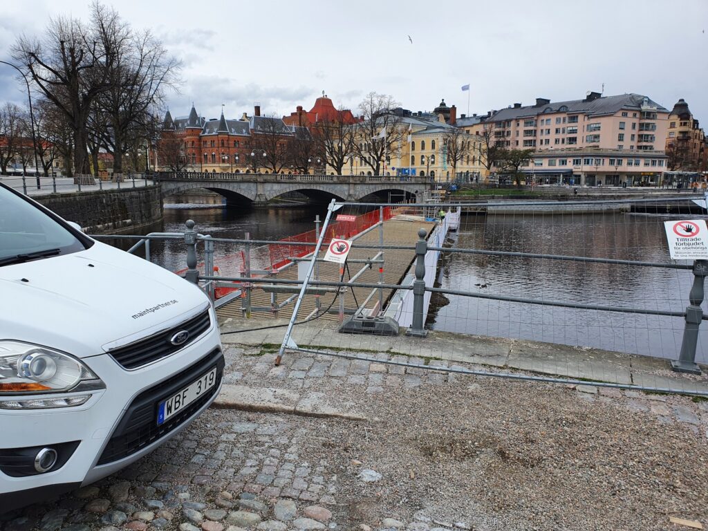 Anläggningen vid Slottsbron i Örebro sedd från höger sida. Skibordet (torrlagt på grund av renoveringen av dammen) i förgrunden och fiskvägen respektive bron till höger respektive vänster i bild.