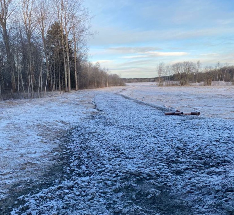 Bilden visar ett fält i ett vinterlandskap.