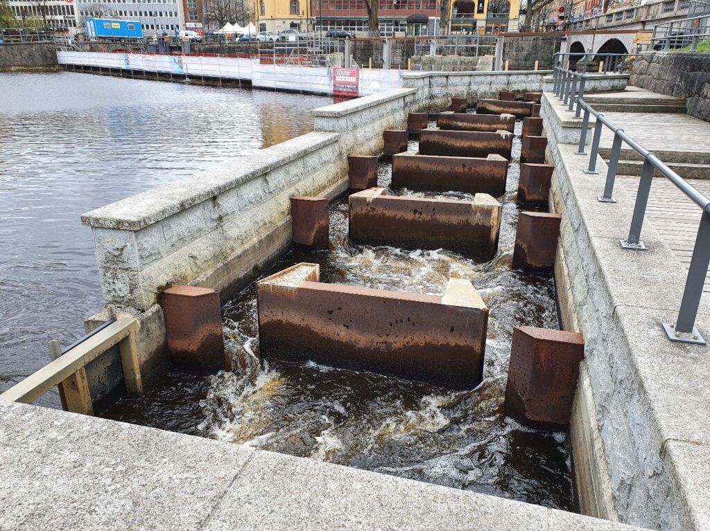 Fiskvägen vid Slottsbron i Örebro sedd nedströms ifrån. Utloppet/insteget syns till vänster i bilden, den högra öppningen är stängd med en lucka.