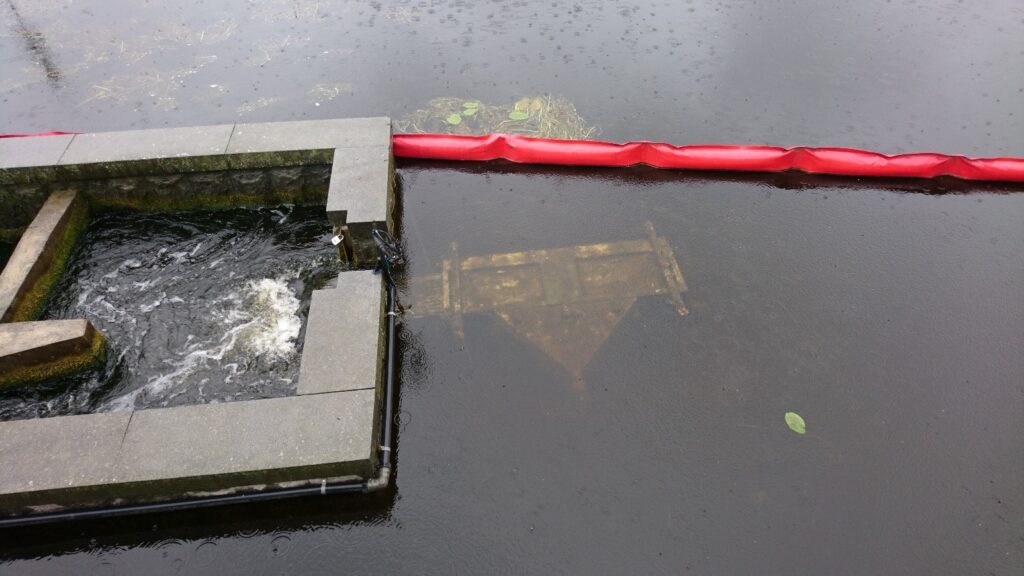 Fiskräknaren/kameran i inloppet/utsteget, en röd kabel ligger på vattenytan.