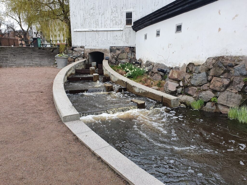 Den övre delen av fiskvägen vid Kvarnfallet i Uppsala. I bilden syns den övre slitsrännan i betong och stål, samt kulverten som leder vidare till inloppet/utsteget.