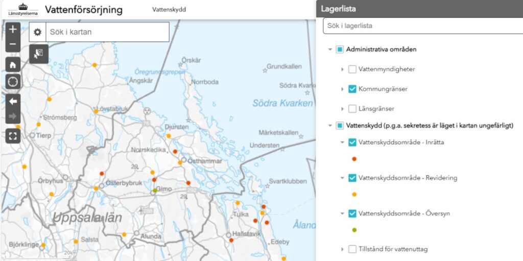 Karta Uppsala län med utmarkerade prickar i orange och rött. Texten Vattenförsörjning