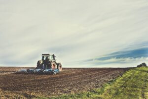 En traktor plöjer en åker.