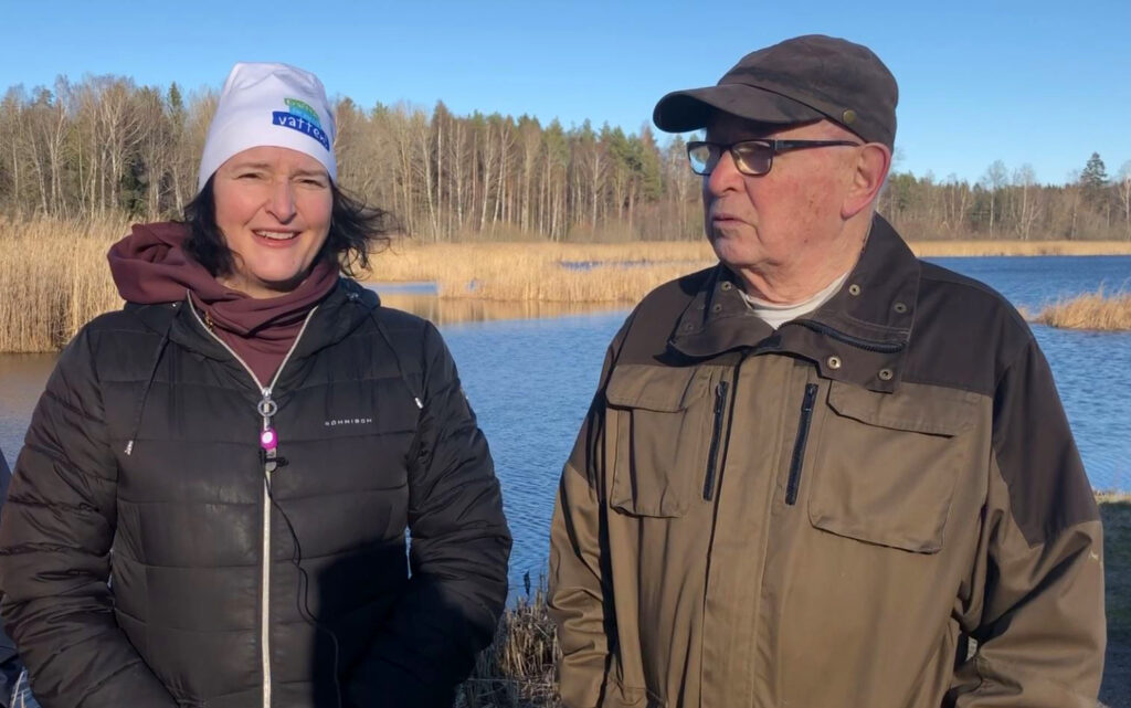 Man och kvinna framför sjö