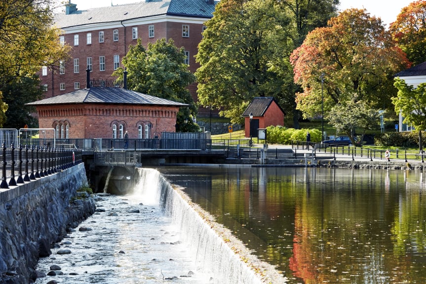 En bild som visar faunapassagen vid Turbinbron, med Västerås slott i bakgrunden, i centrala Västerås.