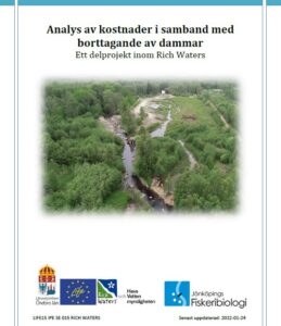 Rapportens omslag med texten Analys av kostnader i samband med borttagande av dammar, ett delprojekt inom Rich Waters. Flygfoto på ett slingrande vattendrag i skogsmiljö. Logotyper för Länsstyrelsen i Örebro län, LIFE, Rich Waters, Havs- och vattenmyndigheten och Jönköpings Fiskeribiologi.