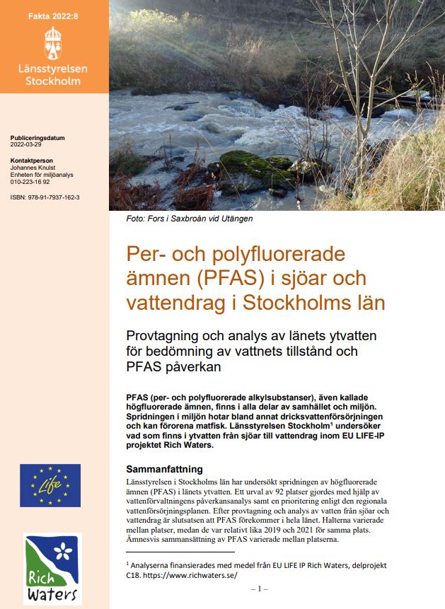 Rapportens omslag som visar en bild på forsande vatten och rubriken Per- och polyflourerande ämnen (PFAS) i sjöar och vattendrag i Stockholms län. 