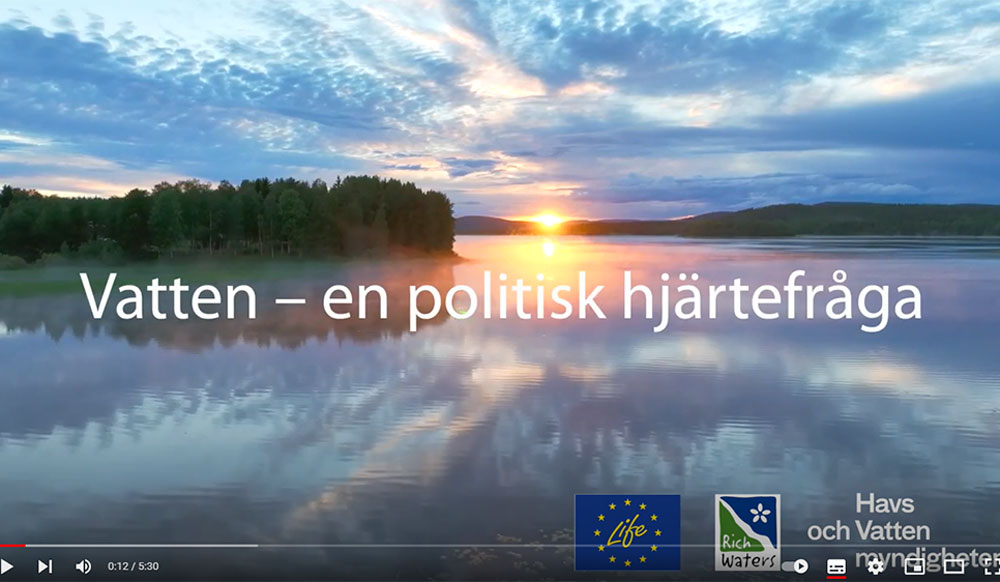 En sjö med stilla vattenspegel i solnedgång, med texten Vatten - en politisk hjärtefråga.