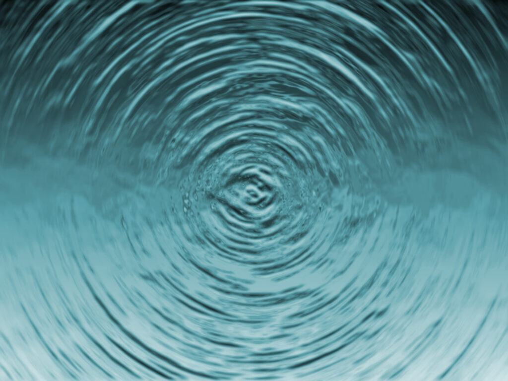 En bild som föreställer en vattendroppe som skapar ringar på vattnet.